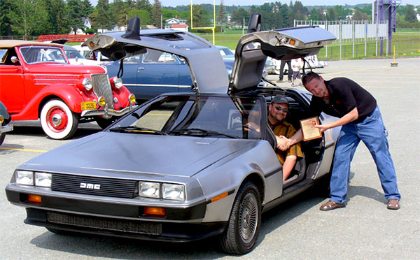 Подержанный DeLorean с литыми дисками - отличный выбор!
