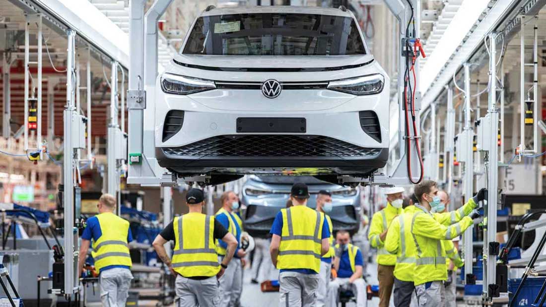 В этом году VW планирует продать около 700,000 электромобилей, что составляет менее половины от 1.5 млн. - объема который предложил поставить Илон Маск.