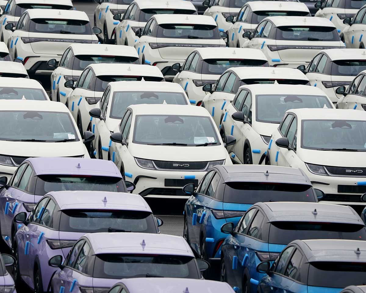 Пассажирские аккумуляторные электромобили BYD китайского производства и гибридные электромобили с возможностью подзарядки от сети ожидают распределения в доках.