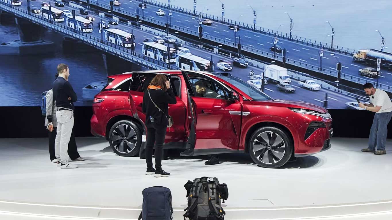 Посетители Парижского автосалона осматривают автомобиль BYD. Китайский автопроизводитель заявил, что в этом году планирует открыть новый завод в Венгрии.