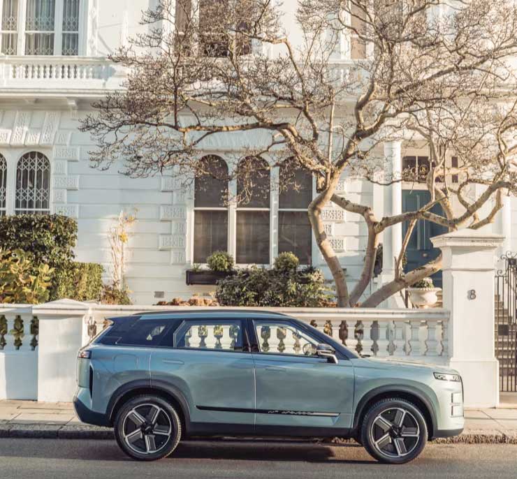 Внедорожник Jaecoo 7 в Лондоне. Jaecoo 7 оснащен флагманской гибридной системой Super Hybrid System и стоит от £35,065