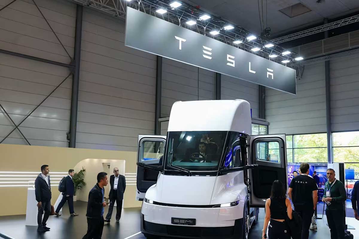 Электрический полуприцеп Tesla на выставке IAA Transportation.